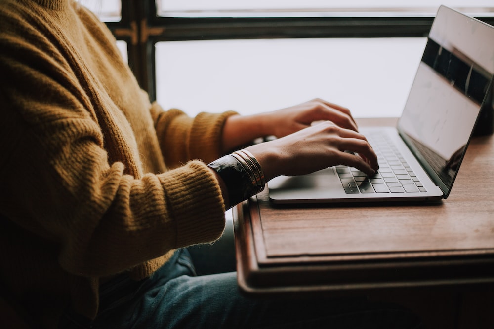 eCommerce store owner reading dropshipping tips.