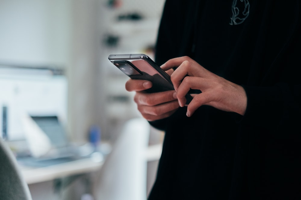 Person looking up dropshipping tips on their smart phone. 