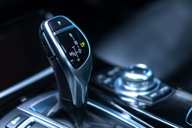 Picture of a manual gearshift knob