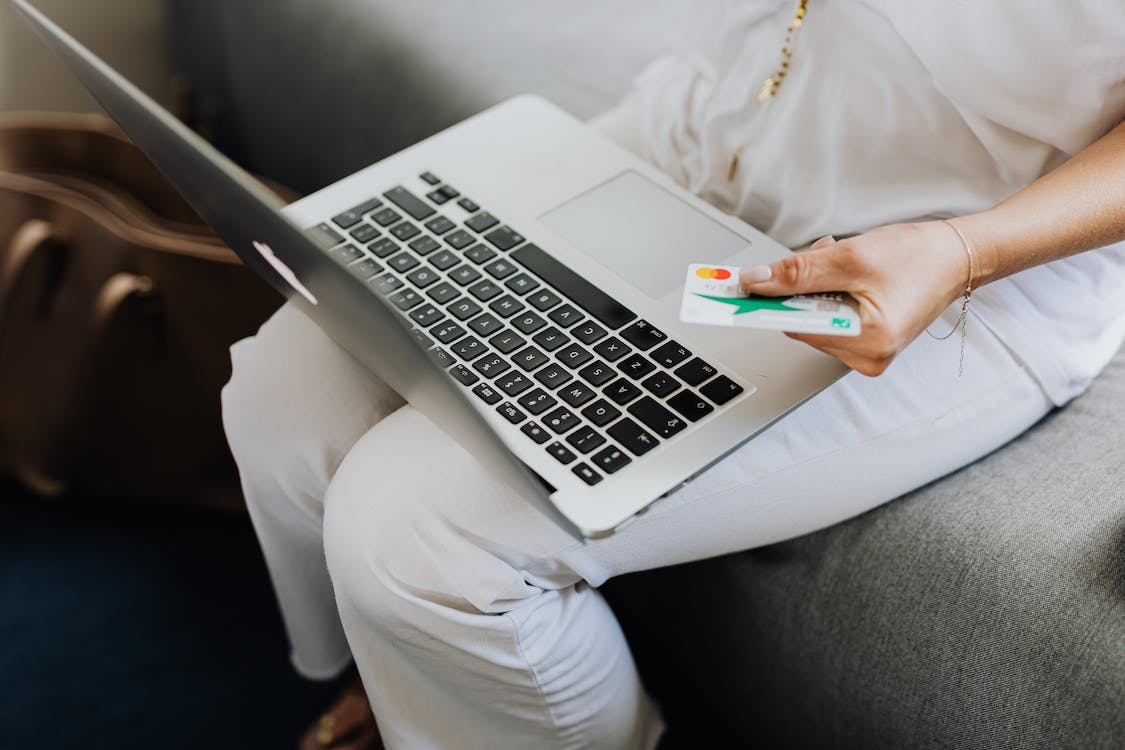 Shopper buying a dropshipping product online
