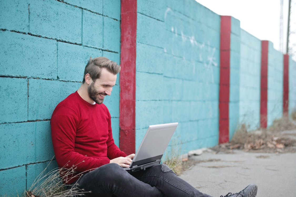 A person reading dropshipping tips.