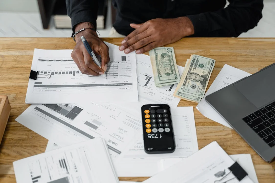 Person working out a dropshipping pricing strategy